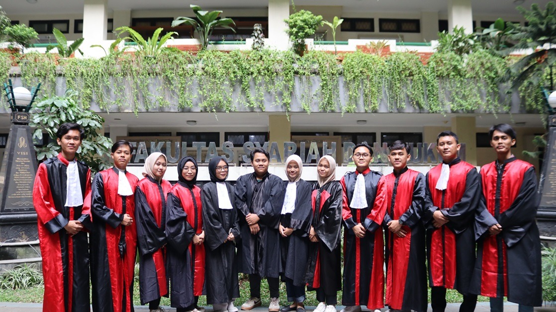 Di lingkungan akademik, integrasi ini diwujudkan melalui kurikulum yang memadukan prinsip-prinsip ilmiah kedokteran modern dengan nilai-nilai Islam, seperti etika pengobatan, adab terhadap pasien, serta pemahaman terhadap fiqh kesehatan.