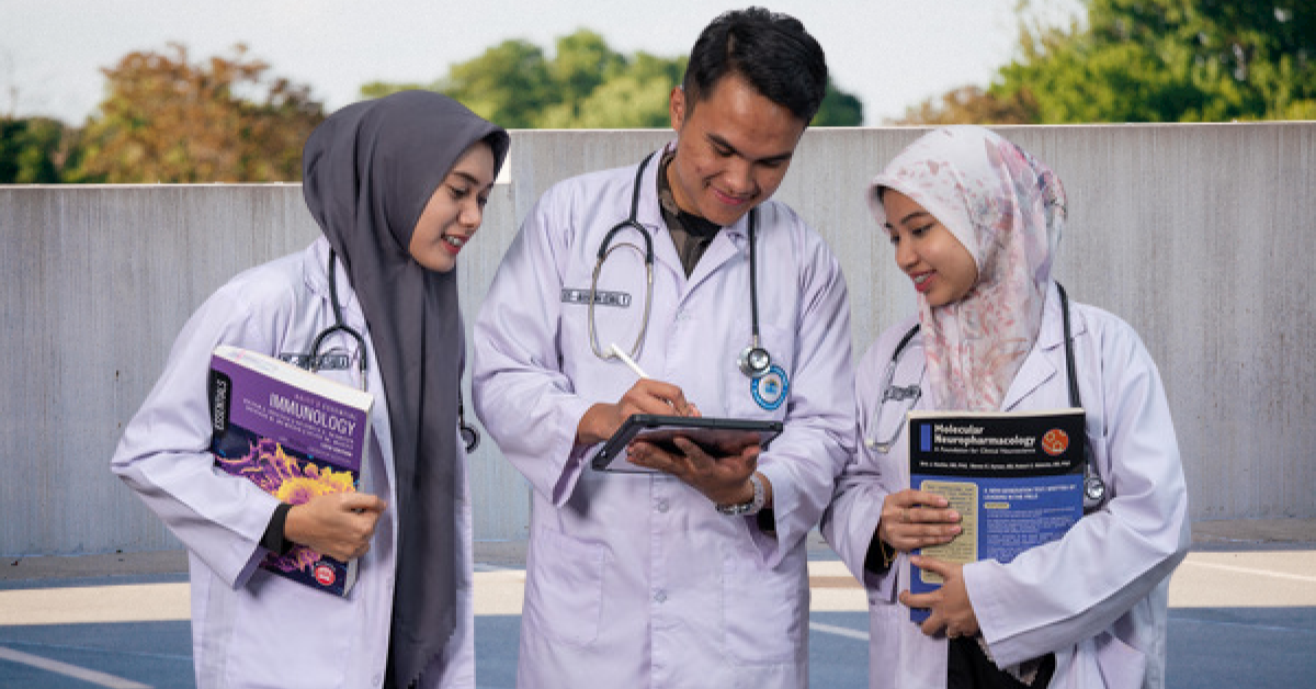 Program ini mencakup berbagai aspek, termasuk pengelolaan energi, konservasi air, pengelolaan limbah, dan transportasi berkelanjutan.